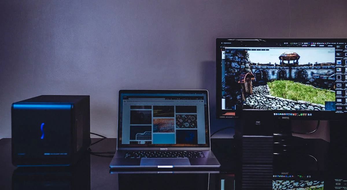 Desainer digital bekerja dengan tools modern