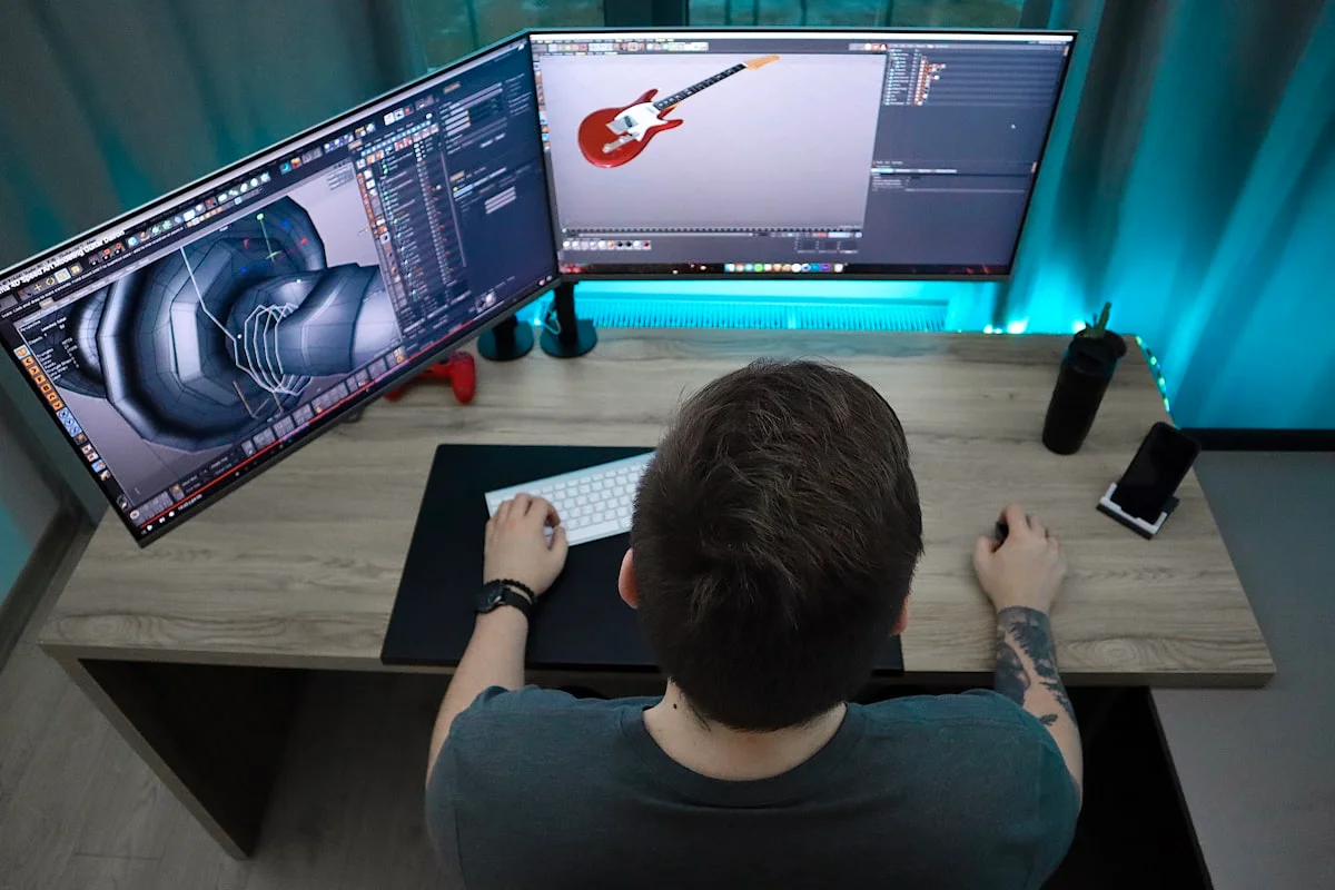 Workspace desain 3D dengan perangkat keras dan monitor