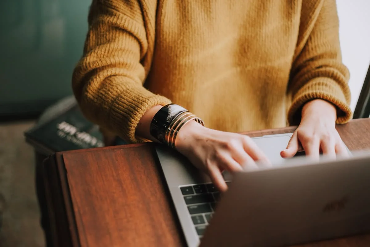 Desainer sedang bekerja dengan laptop, mengingatkan pentingnya workflow yang fleksibel