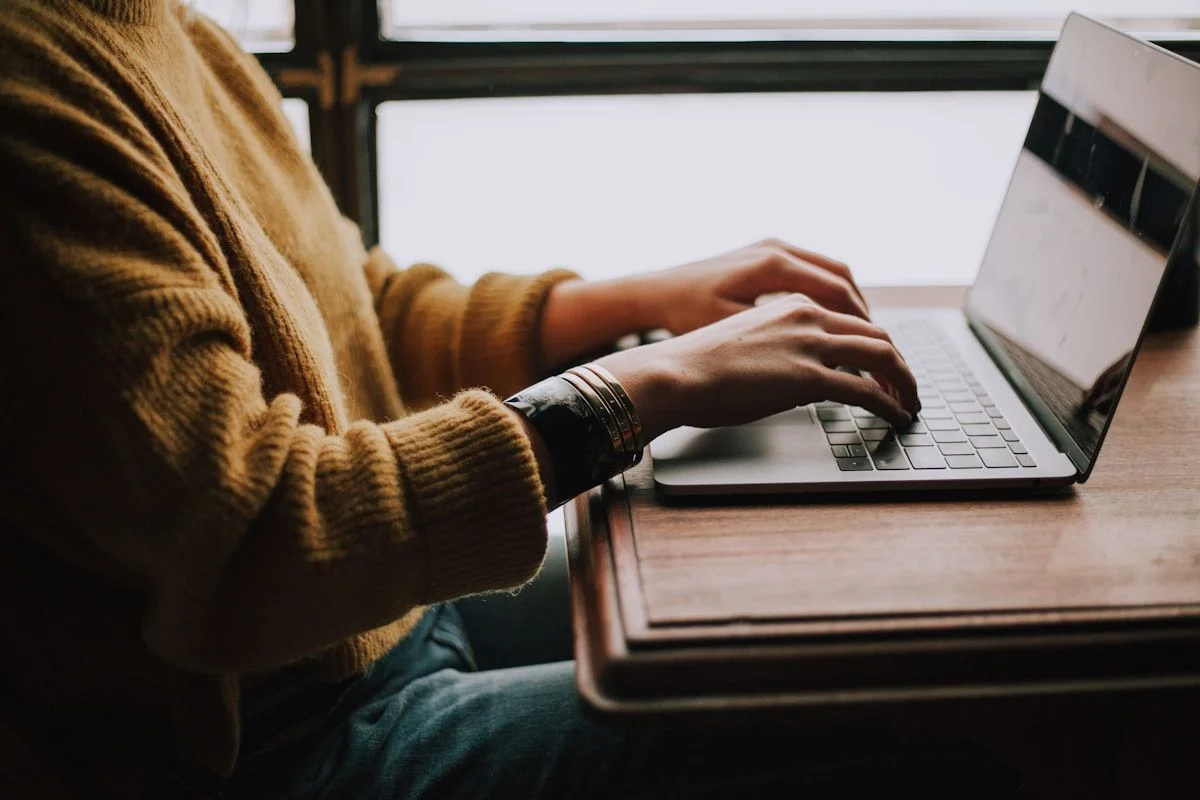 Laptop dengan layar desain digital