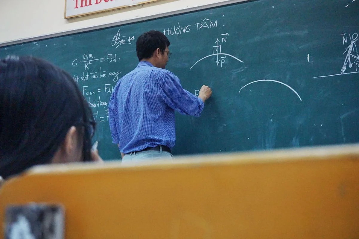Guru dan siswa di kelas