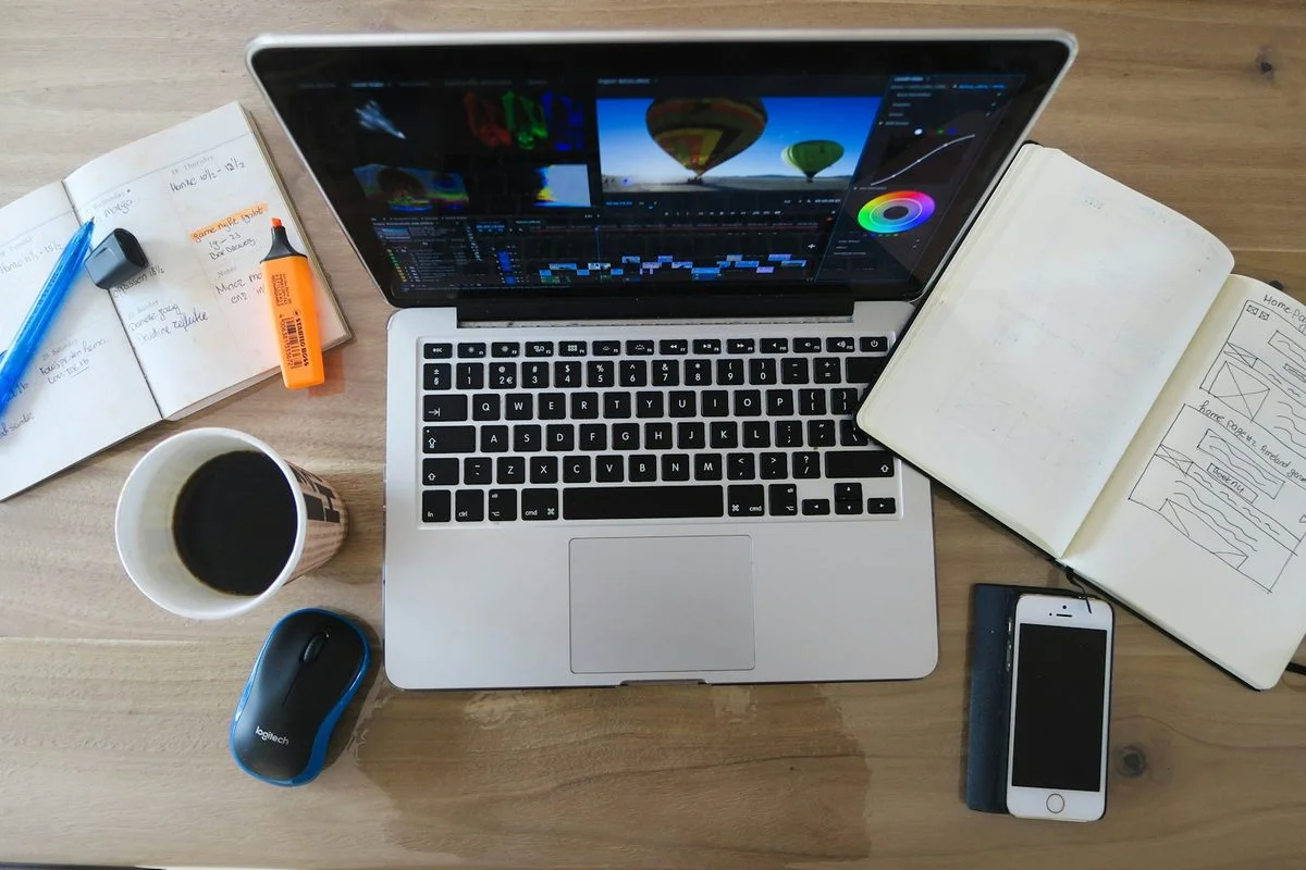 Desainer bekerja dengan perangkat kreatif di workspace