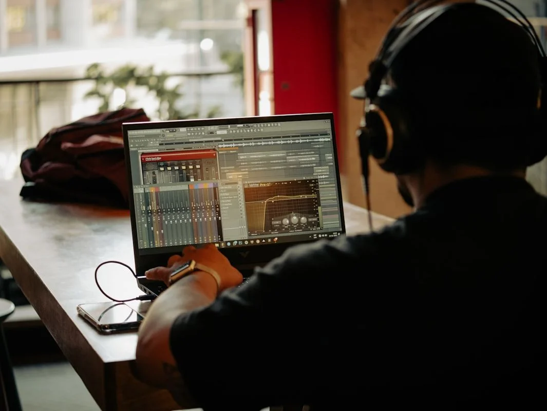 Freelancer bekerja dengan software audio