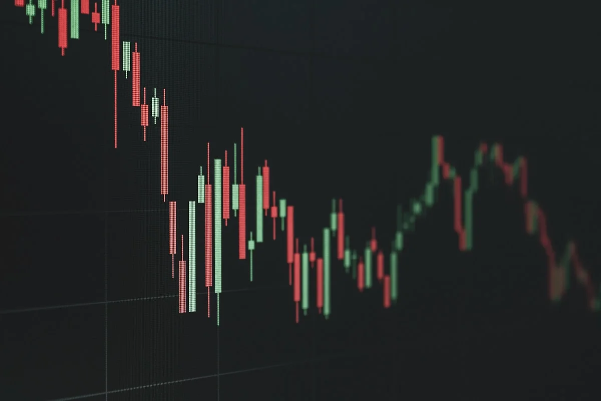 Grafik saham yang menurun menggambarkan pendapatan Shutterstock yang terkoreksi