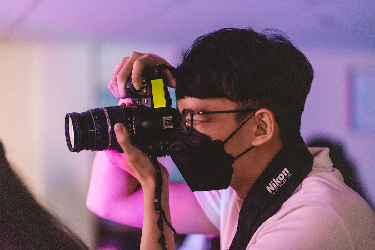Fotografer sedang mengambil gambar dengan kamera profesional