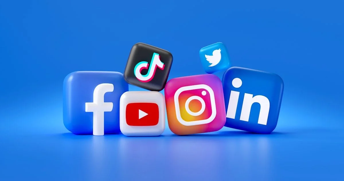 Logo media sosial seperti YouTube, TikTok, Instagram