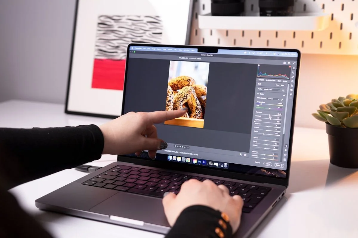 Freelancer sedang bekerja memperbaiki desain di laptop