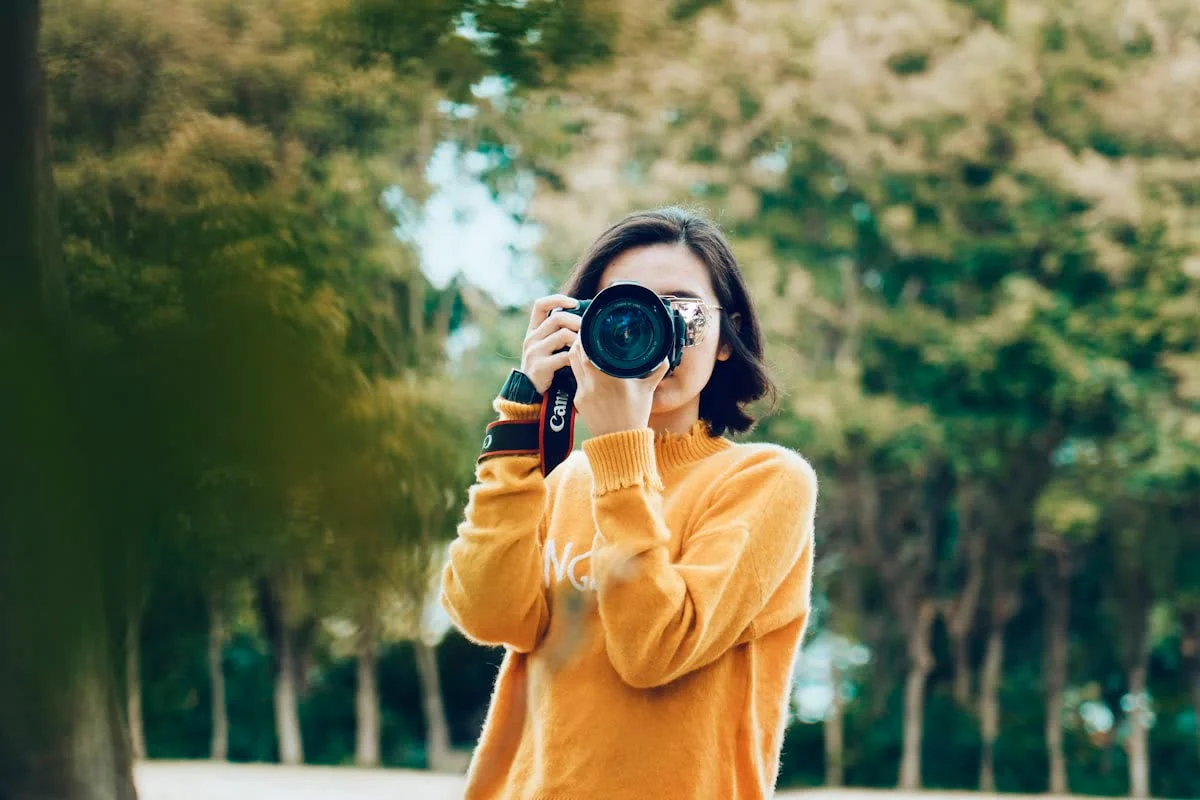 Fotografer wanita dengan kamera