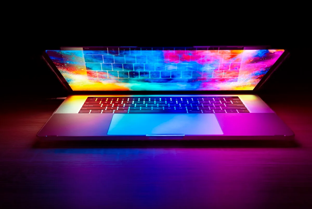 Laptop dengan layar colorful untuk desain