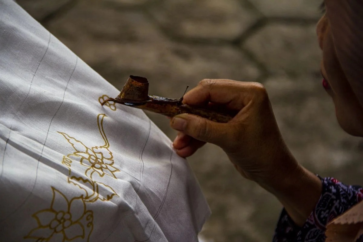Proses pembuatan batik tradisional Indonesia