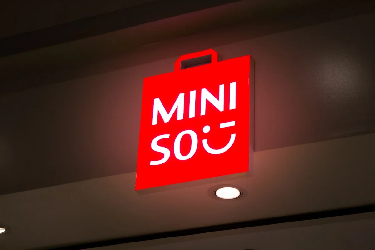 Proses desain logo minimalis di layar komputer