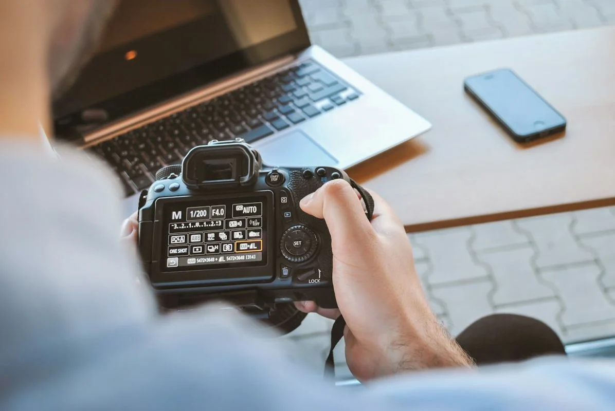 Fotografer dengan kamera DSLR